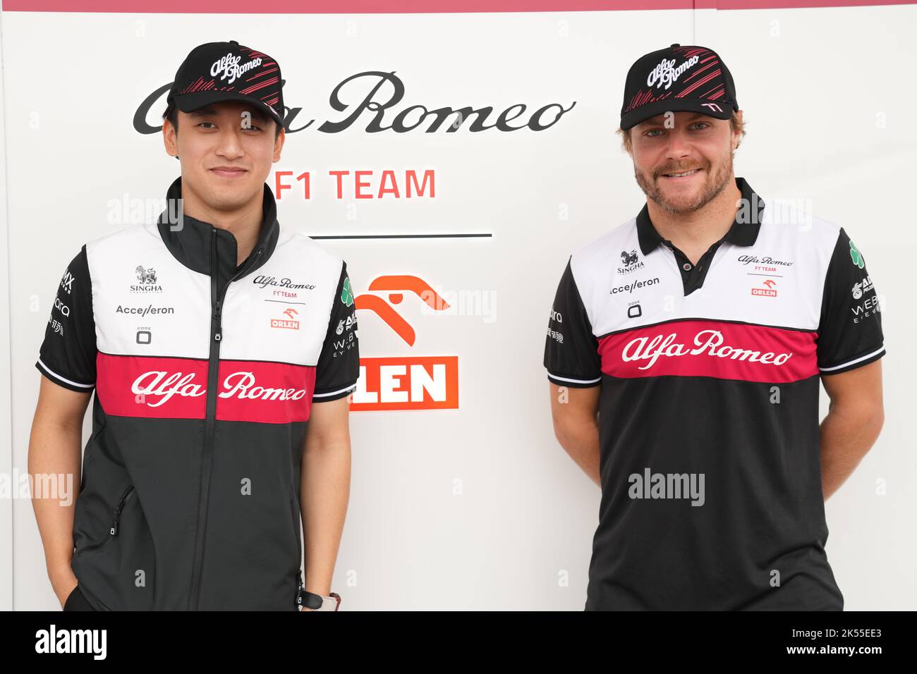 Suzuka, Giappone. 6th Ott 2022. Il pilota cinese di Alfa Romeo Zhou Guanyu (L) e il compagno di squadra finlandese Valtteri Bottas posano per la fotografia davanti al Gran Premio del Giappone di Formula uno a Suzuka, Giappone, 6 ottobre 2022. Credit: Zhang Xiaoyu/Xinhua/Alamy Live News Foto Stock