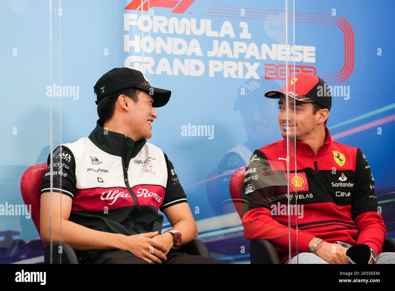 Suzuka, Giappone. 6th Ott 2022. Il pilota cinese di Alfa Romeo Zhou Guanyu (L) parla con il pilota monegasco della Ferrari Charles Leclerc durante una conferenza stampa in vista del Gran Premio del Giappone di Formula uno a Suzuka, Giappone, il 6 ottobre 2022. Credit: Zhang Xiaoyu/Xinhua/Alamy Live News Foto Stock
