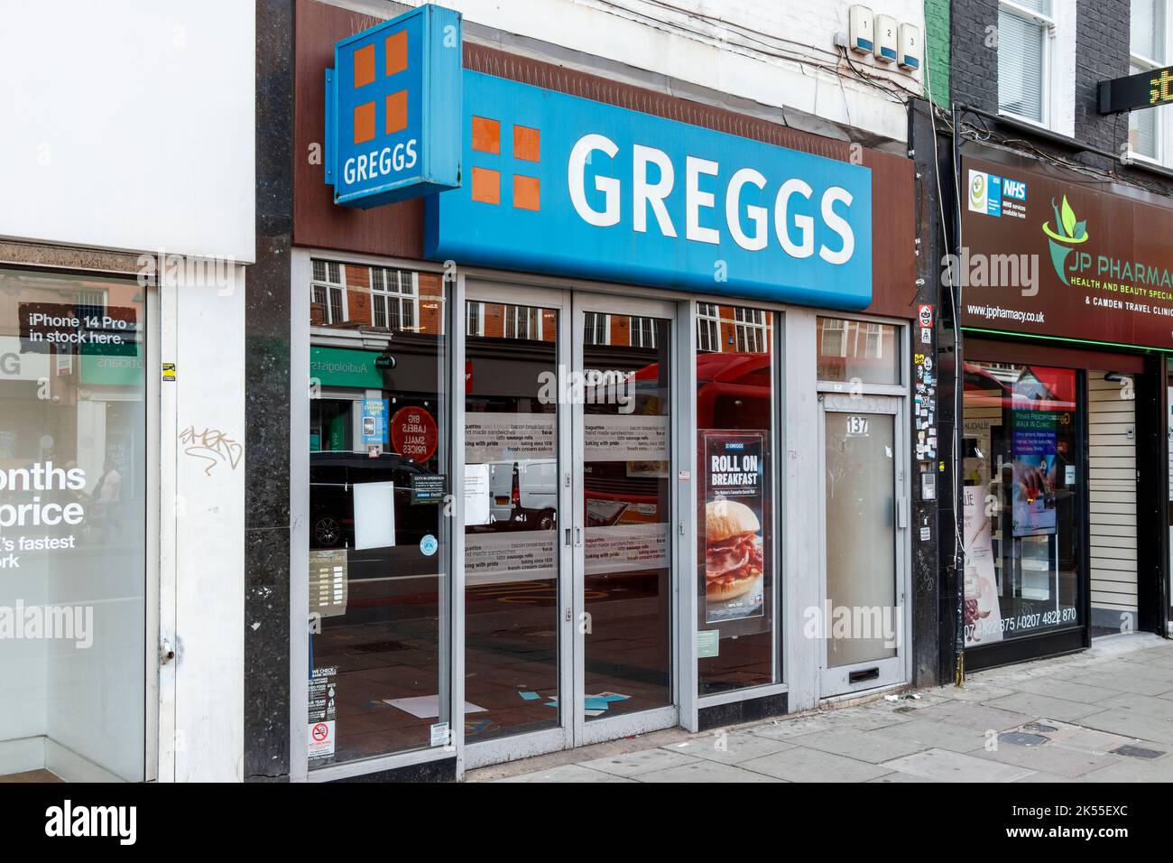 Una filiale della panetteria Greggs a Camden Town, Londra, Regno Unito Foto Stock