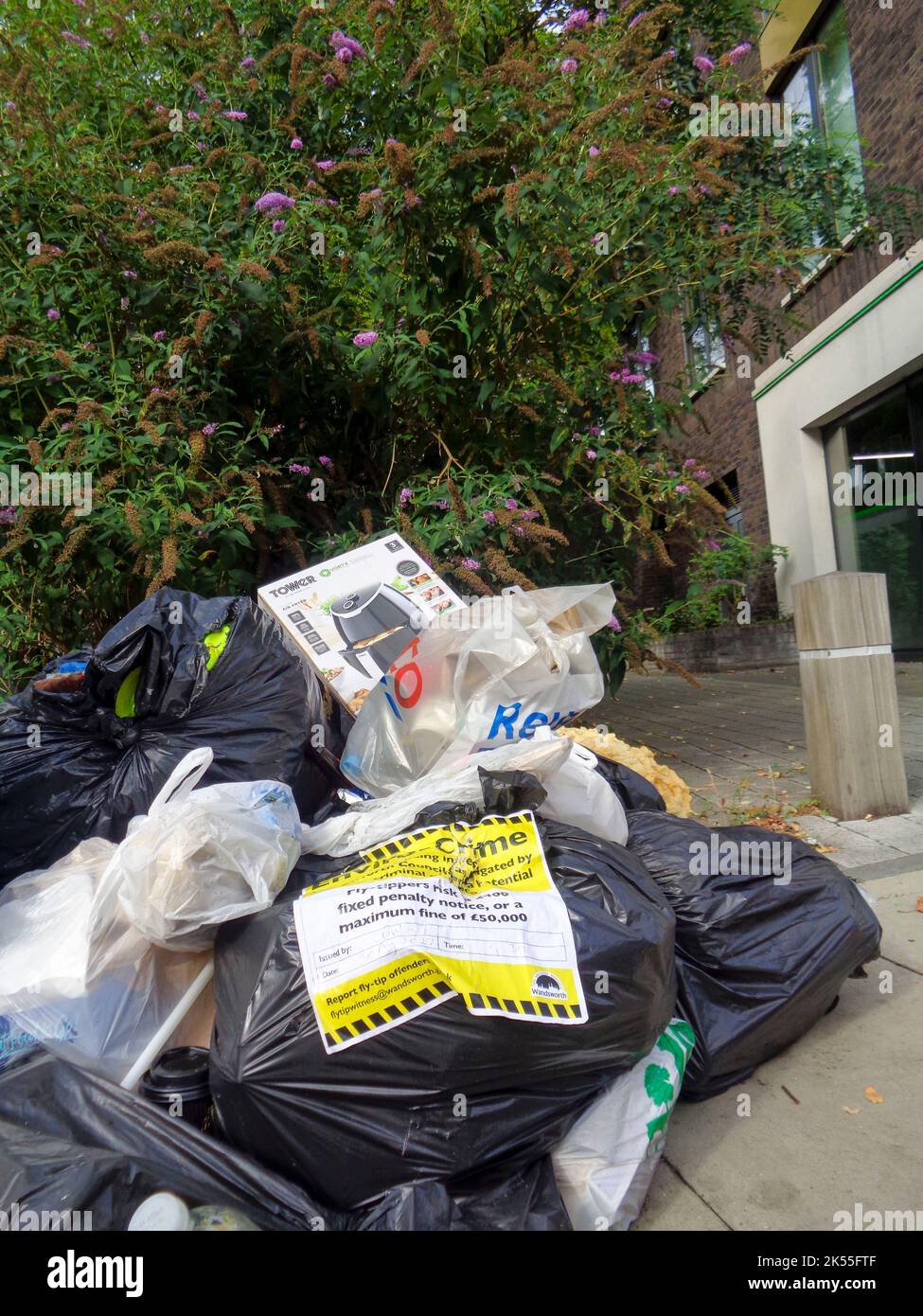 Trovato primo piano fermo-vita raffigurante l'inquinamento ambientale in termini di rifiuti illegalmente scaricati sulla strada e contrassegnati da funzionari di conformità del Consiglio Foto Stock