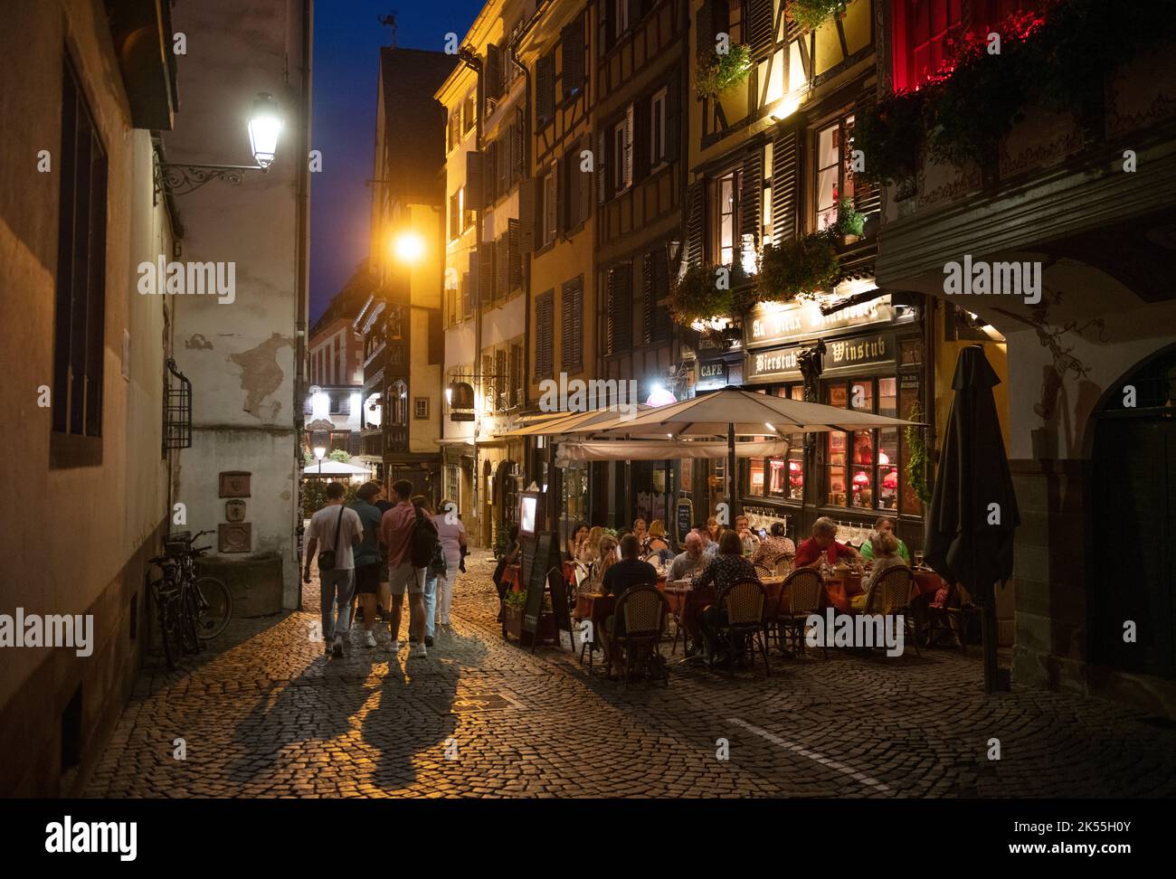 Strasburgo Alsazia Francia sera 2022 settembre la zona ristorante nel centro di Strasburgo molto vicino al Cathdral. Visto qui l'Alsazia tradizionale Foto Stock