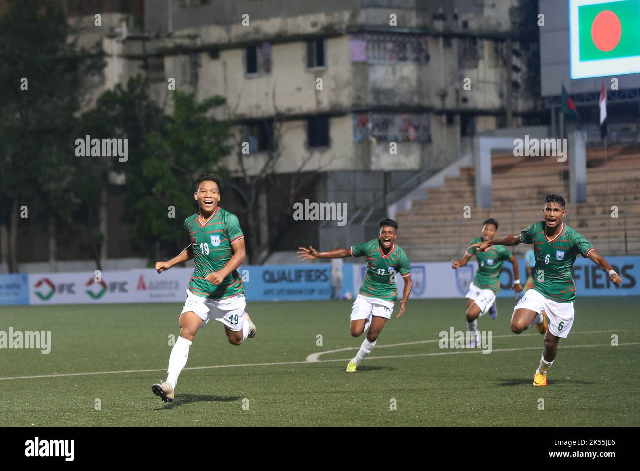 I giocatori più di 17 anni del Bangladesh si sfidano allo stadio Birshrestha Shaheed Mostafa Kamal dopo una fuoriuscita dal portiere di Singapore i Foto Stock