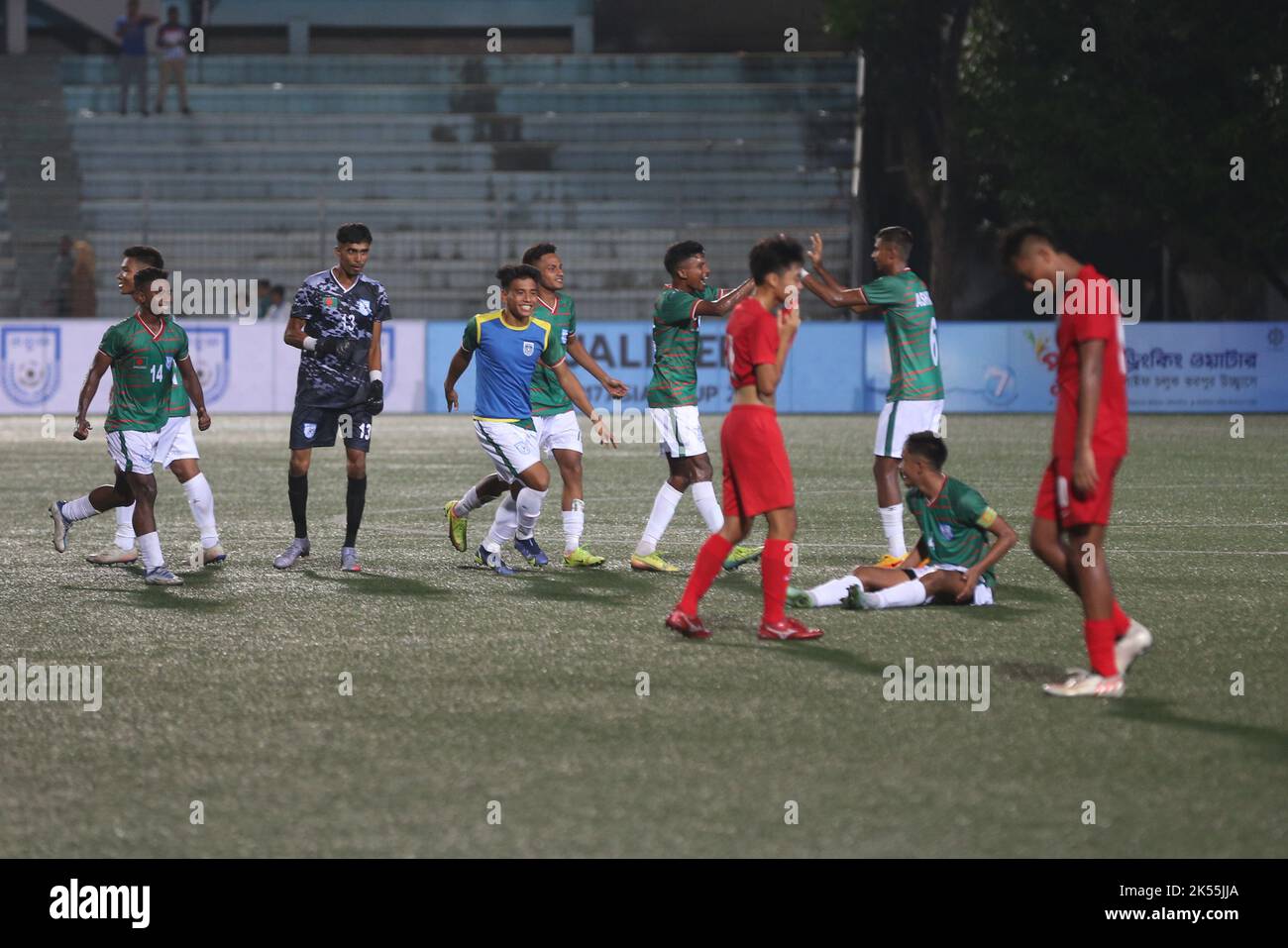 I giocatori più di 17 anni del Bangladesh si sfidano allo stadio Birshrestha Shaheed Mostafa Kamal dopo una fuoriuscita dal portiere di Singapore i Foto Stock