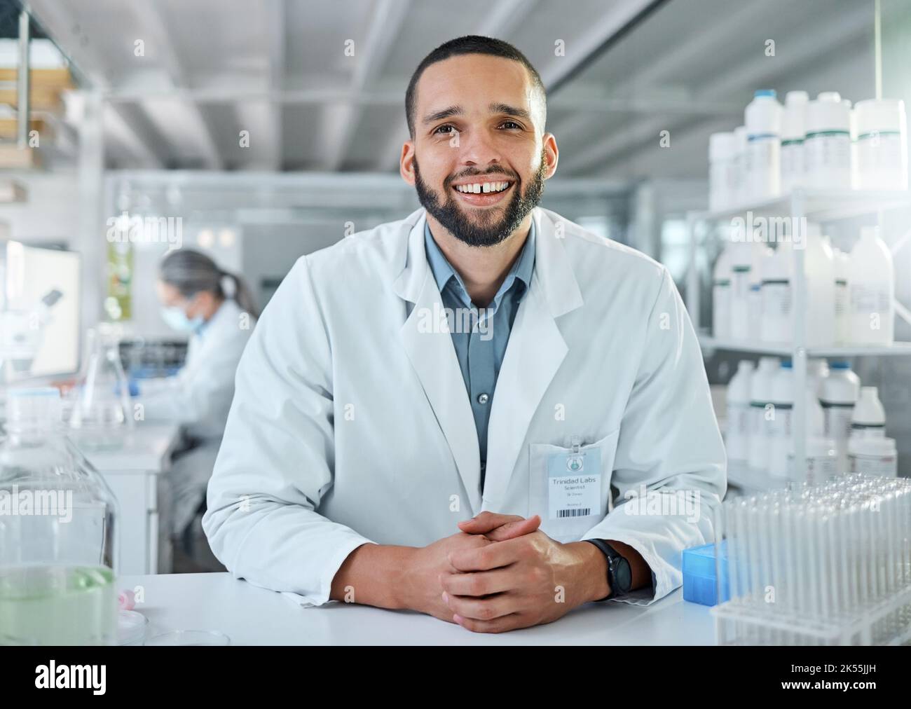Ricerca, scienza e innovazione ritratto scienziato per fiducia, sanità, farmaceutico o farmaci laboratorio di prova. Giovane, professionale Foto Stock