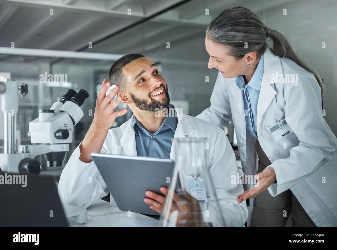 Scienza, uomo e donna consulenza in laboratorio facendo ricerca in ospedale. Tecnologia, innovazione e comunicazione medica, lavoratore di laboratorio universitario Foto Stock