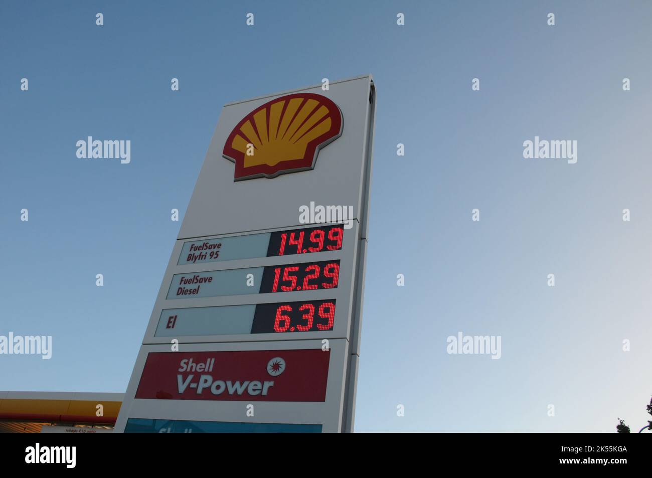 Kastrup/Copenaghen/Danimarca/06 ottobre 2022/distributore di benzina Shell a guscio inferiore nella capitale danese. (Foto..Francis Joseph Dean/immagini del decano) Foto Stock