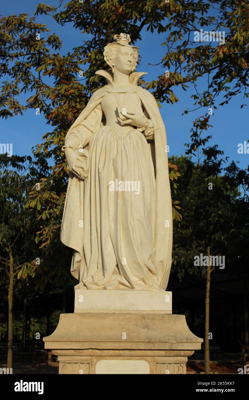 Statua di Maria Stuart, Regina di Scozia (e Francia), all'ora d'oro in estate. Parte della serie 'Regine di Francia e famose Donne' Foto Stock