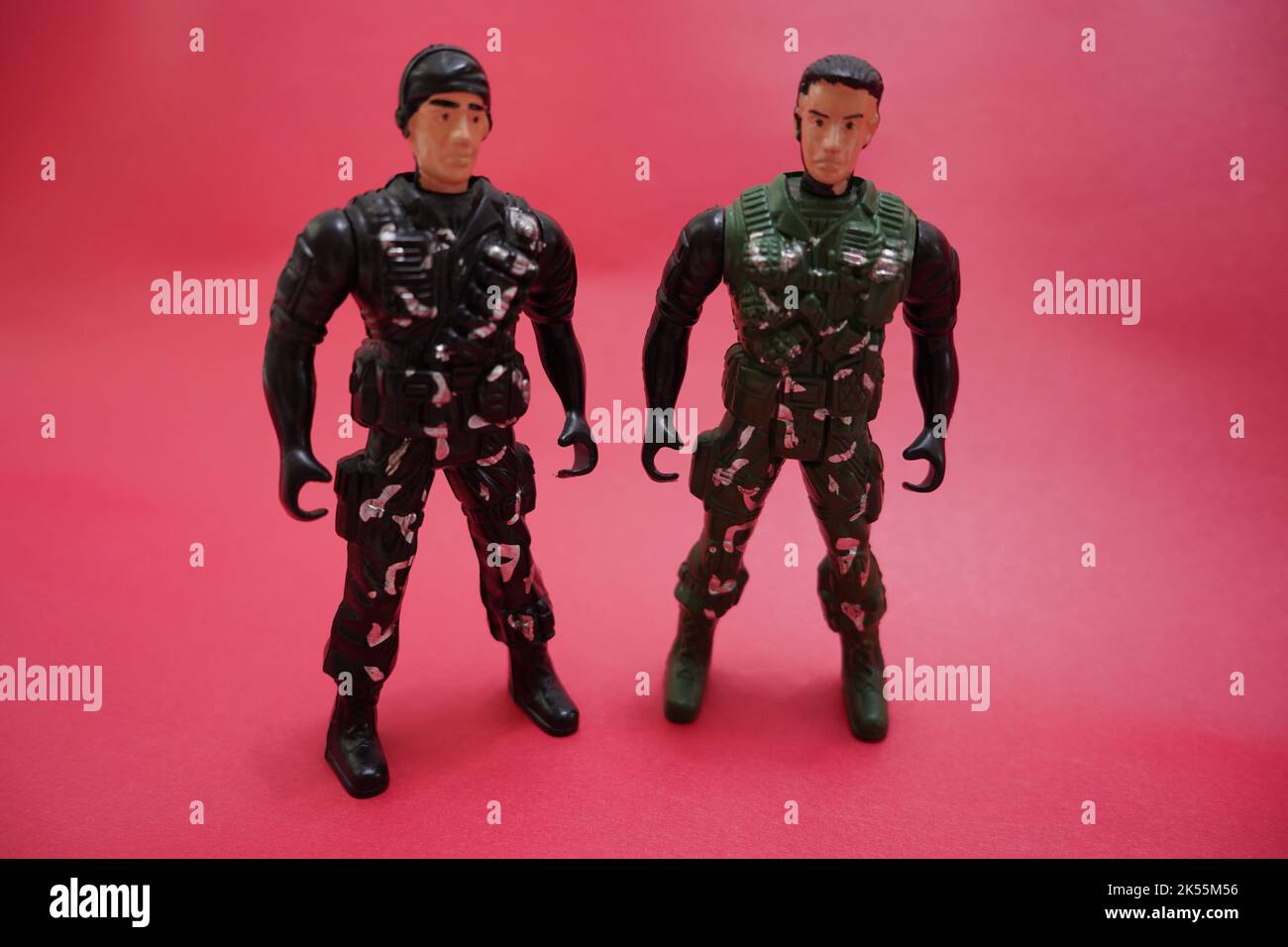 due figure soldato che discutono il concetto. armmen in uniforme da combattimento verde Foto Stock