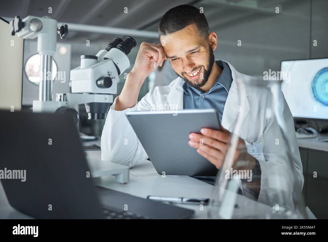 Tablet digitale, scienziato medico e ricerca sull'innovazione di dna, rna e medicina in un laboratorio. Esperto scientifico che esegue analisi di prova con dati Foto Stock