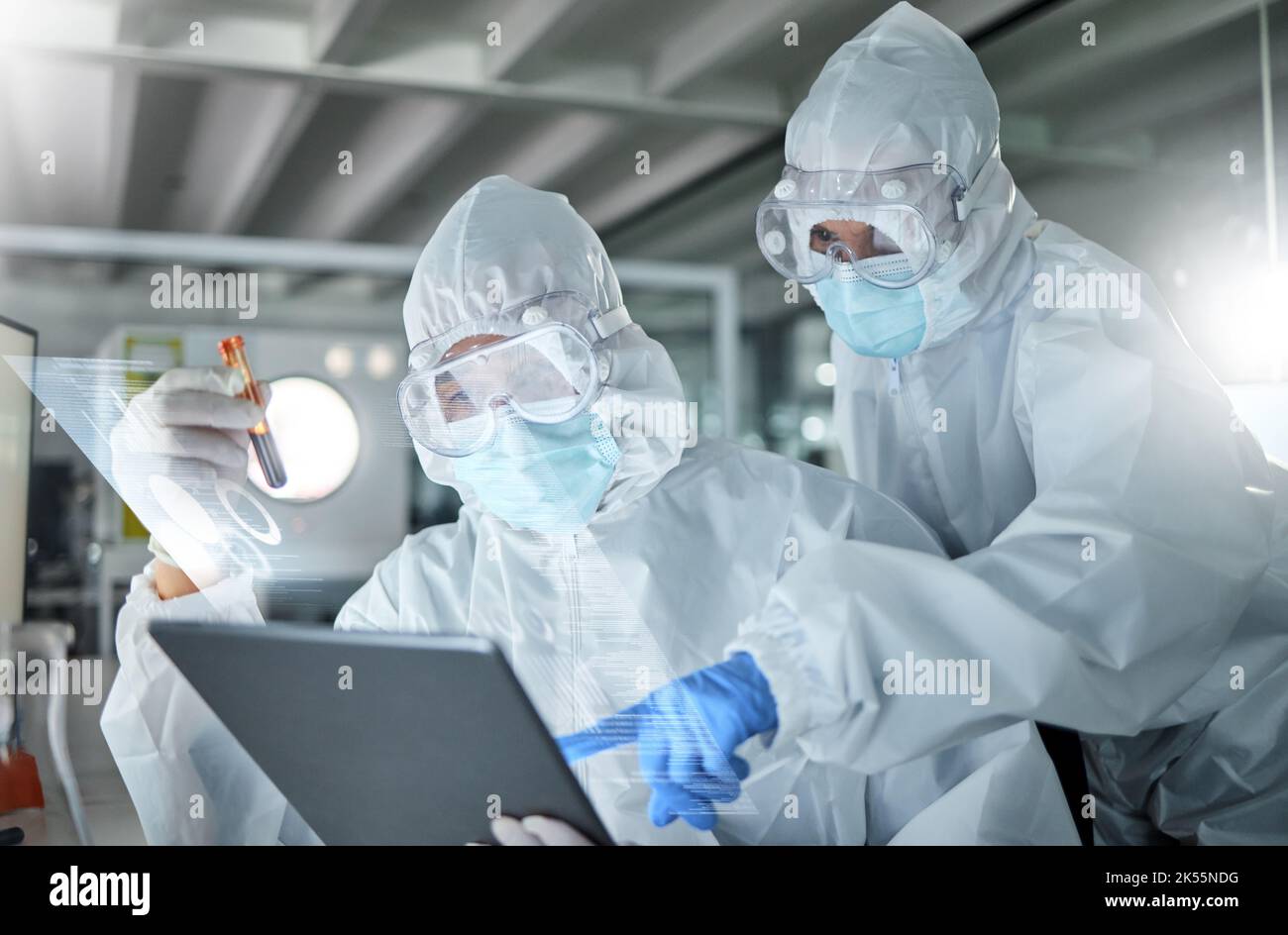 Sangue, tablet e ppe scienziato per i risultati di vaccini covid, test o analisi su applicazioni software medico digitale in laboratorio. Scienza dell'innovazione Foto Stock