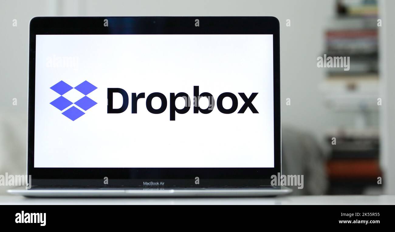 Il logo di Dropbox sullo schermo del notebook. Foto Stock