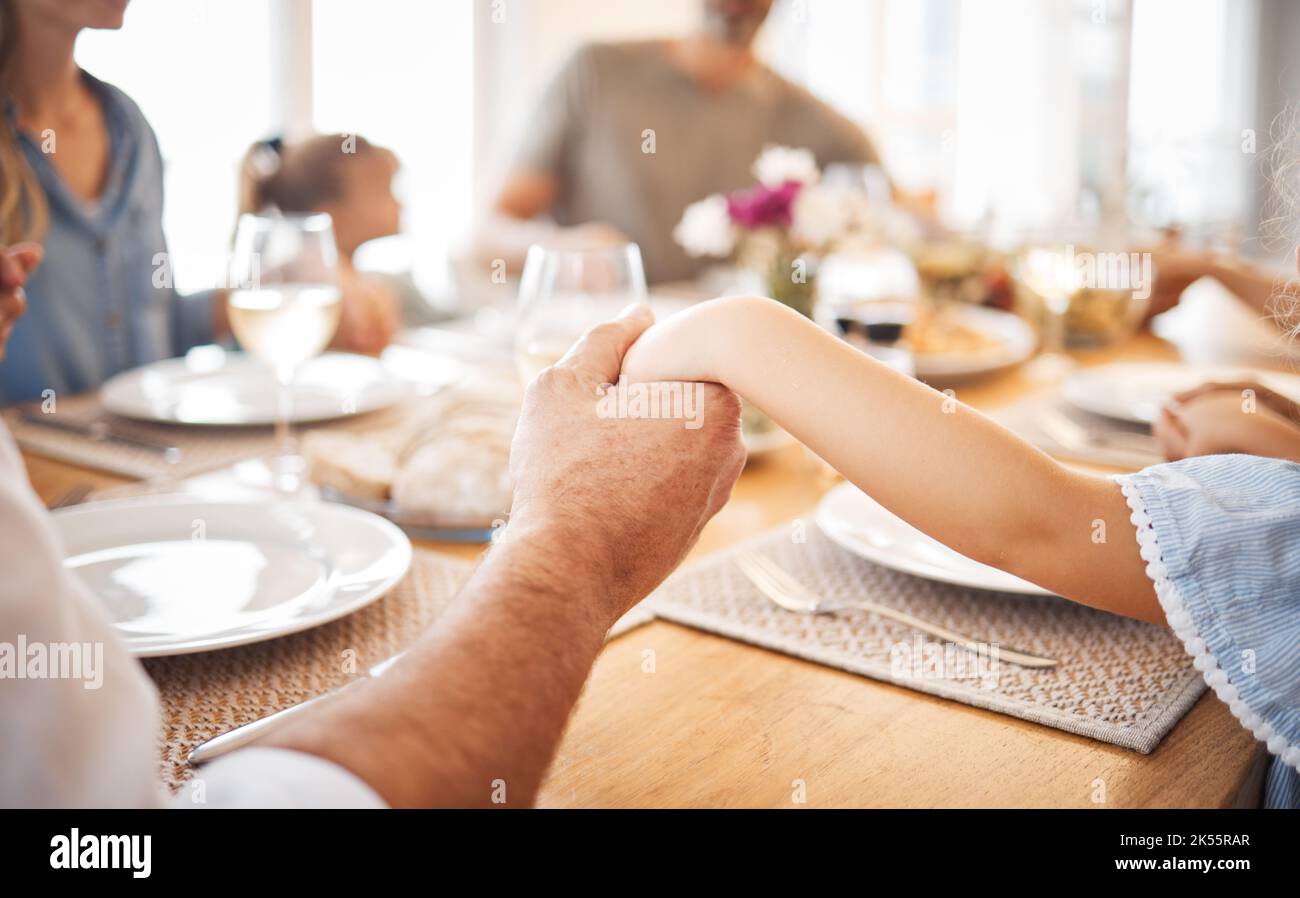 Famiglia, mani e preghiera per il pranzo di ringraziamento in casa, casa e ristorante con uomini, donne e bambini. Zoom, adorare la comunità che prega con Foto Stock