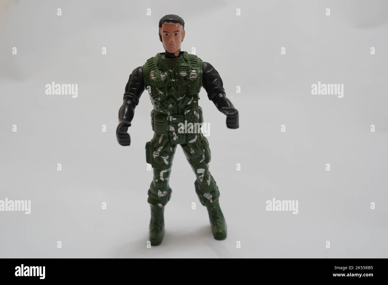 due figure soldato che discutono il concetto. armmen in uniforme da combattimento verde Foto Stock