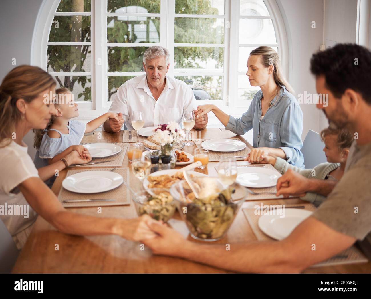 Famiglia, cibo di ringraziamento o preghiera delle mani in casa o a casa per uomini, donne o bambini. I bambini, le ragazze o i nonni nella celebrazione tradizionale Foto Stock