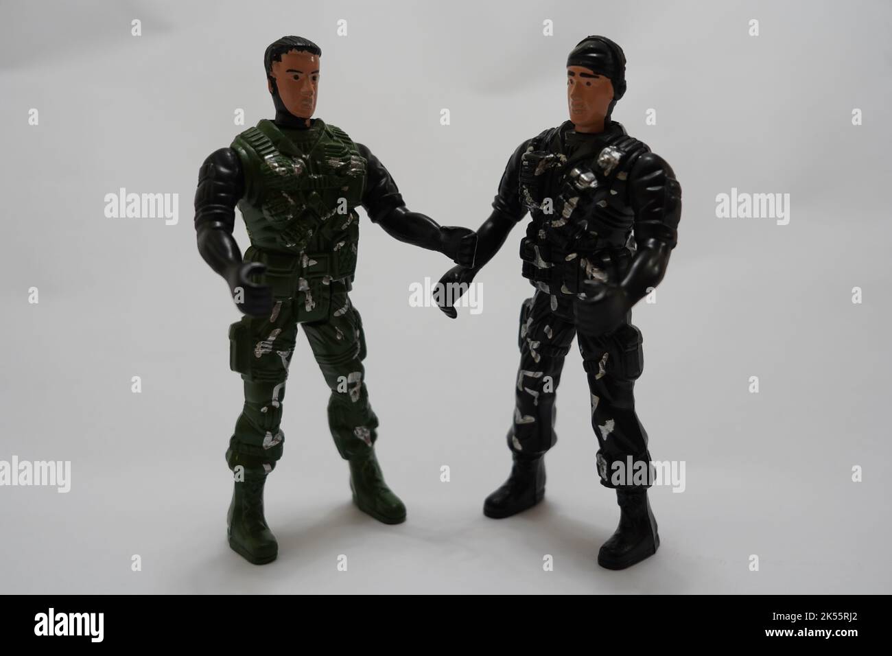 due figure soldato che discutono il concetto. armmen in uniforme da combattimento verde Foto Stock