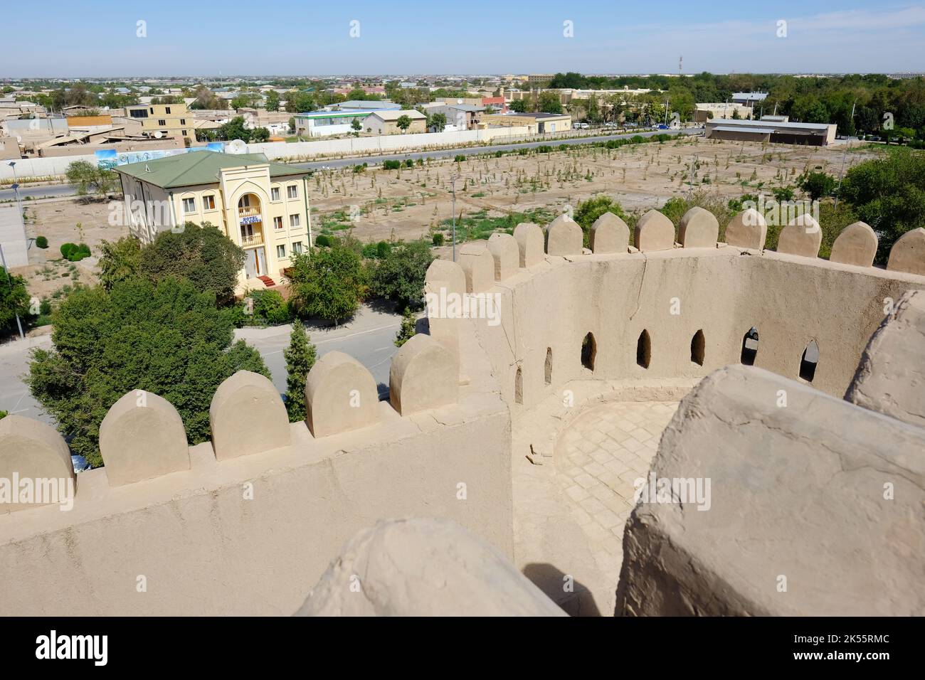 Khiva Uzbekistan - veduta di un grande edificio lungo le mura del palazzo fortificato di Kunya Ark nell'agosto 2022 Foto Stock