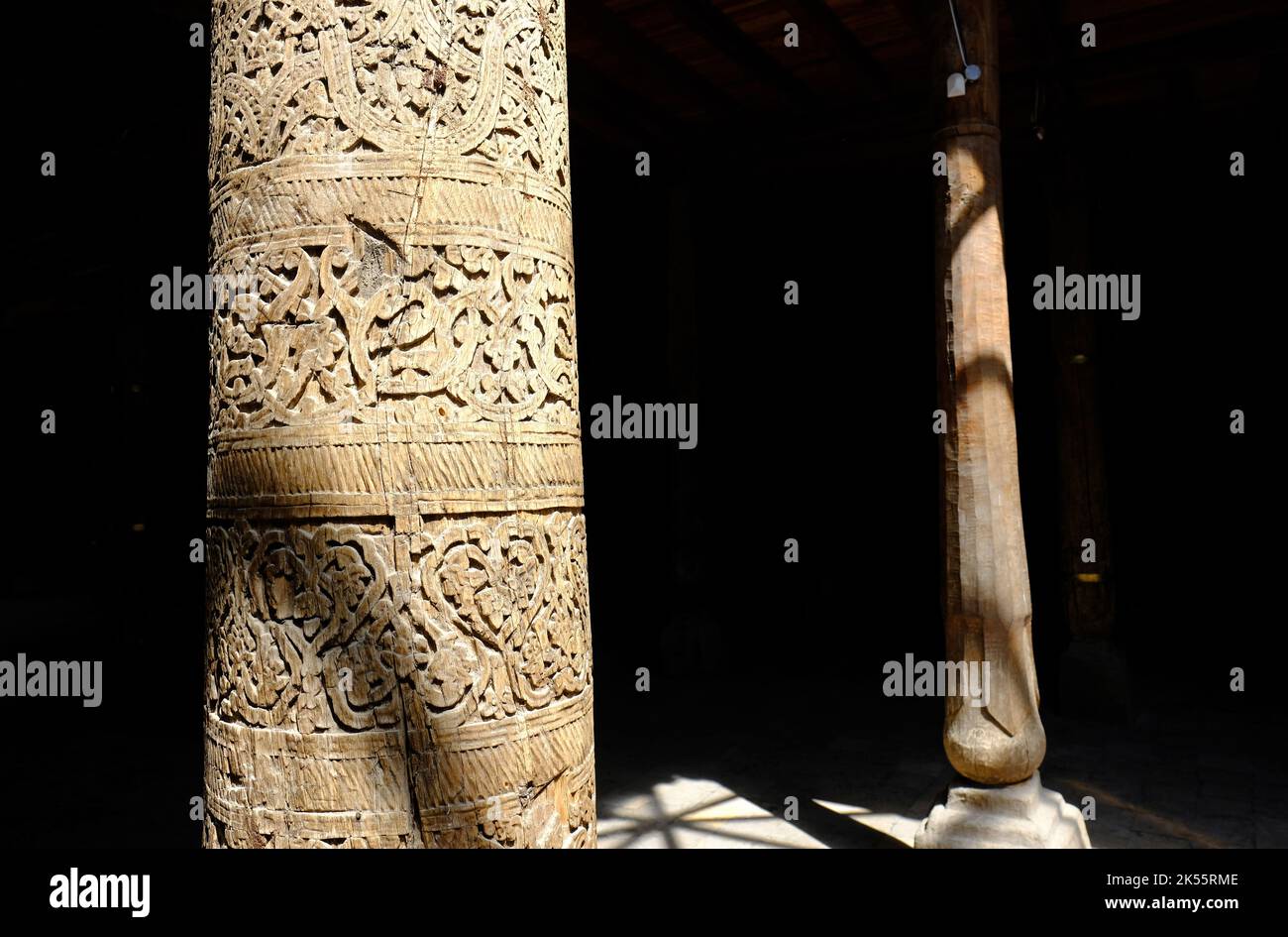 Khiva Uzbekistan - l'interno della Moschea di Juma che mostra alcuni dei 213 antichi pilastri in legno intagliato ( karagacha ) che sostengono il tetto Foto Stock