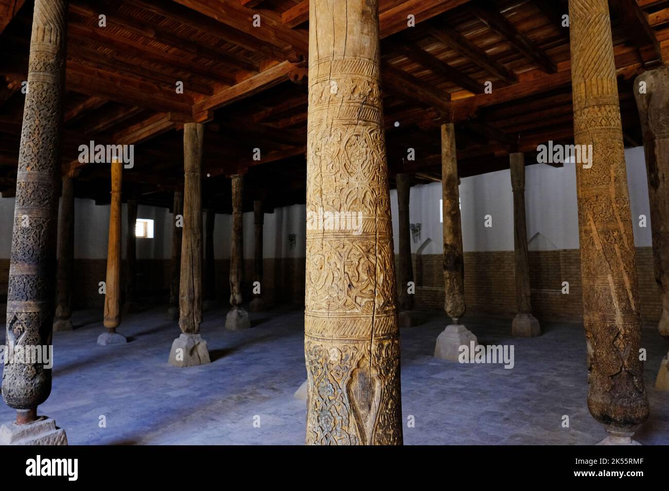 Khiva Uzbekistan - l'interno della Moschea di Juma che mostra alcuni dei 213 antichi pilastri in legno intagliato ( karagacha ) che sostengono il tetto Foto Stock