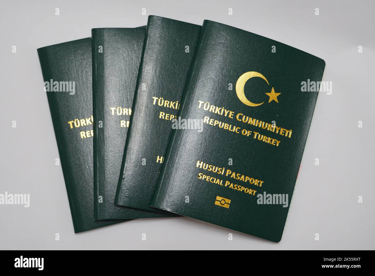 molti passaporti verdi di turchia su sfondo bianco Foto Stock