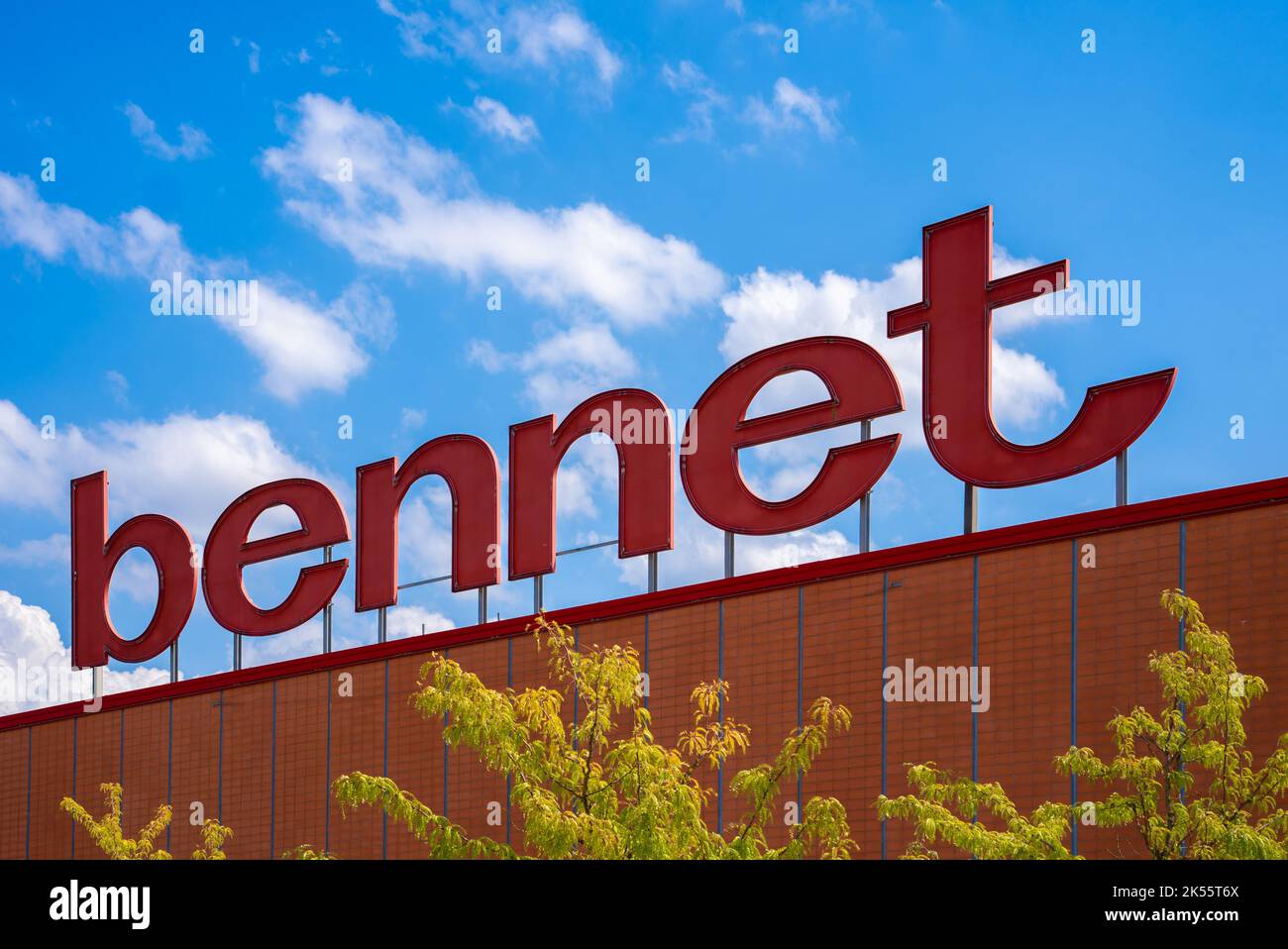 Santa Vittoria di Alba, Cuneo, Italia - 16 agosto 2022: Logo Bennet al di fuori dello shopping nel centro cielo blu di Santa Vittoria di Alba. È un ipermo Foto Stock
