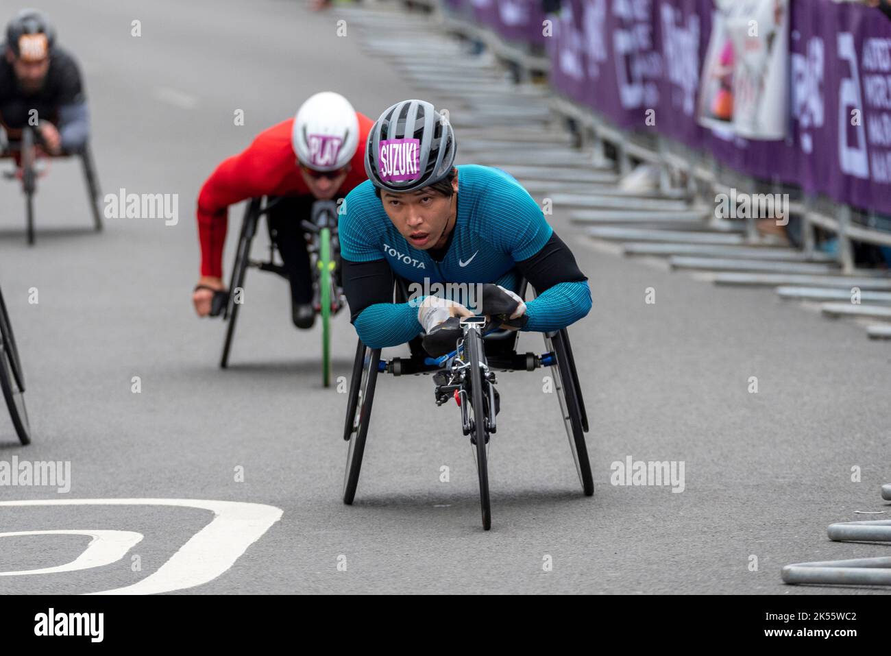 Tomoki Suzuki, atleta in carrozzina che gareggia nel TCS 2022 London Marathon, gara d'élite in carrozzina a Tower Hill, Londra, Regno Unito. Chasers Foto Stock