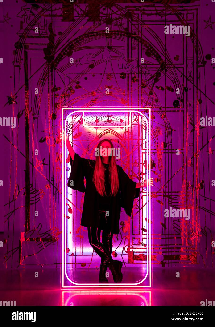 Artista Zara Worth con il suo lavoro intitolato Tink of a door (Temptation/Redemption) 2022, davanti alla prossima mostra della York Art Gallery, Sin, organizzata dalla National Gallery con York Museums Trust, Exploring the Concept of sin through art. Data della foto: Giovedì 6 ottobre 2022. Foto Stock