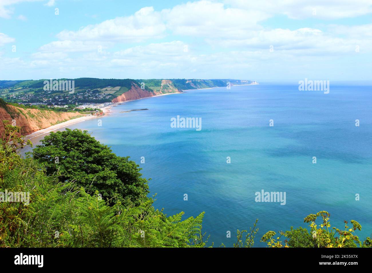 Vista verso Sidmouth, Devon in una giornata di sole estati da High Peak Scenic Point lungo il Southwest Coast Path Foto Stock