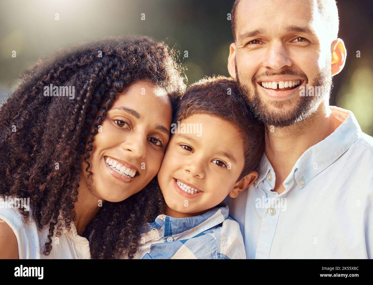 Madre, bambino e padre in un ritratto come una famiglia felice all'aperto godendo le vacanze estive e legandosi insieme. Sorridi, mamma e papà con bambino Foto Stock