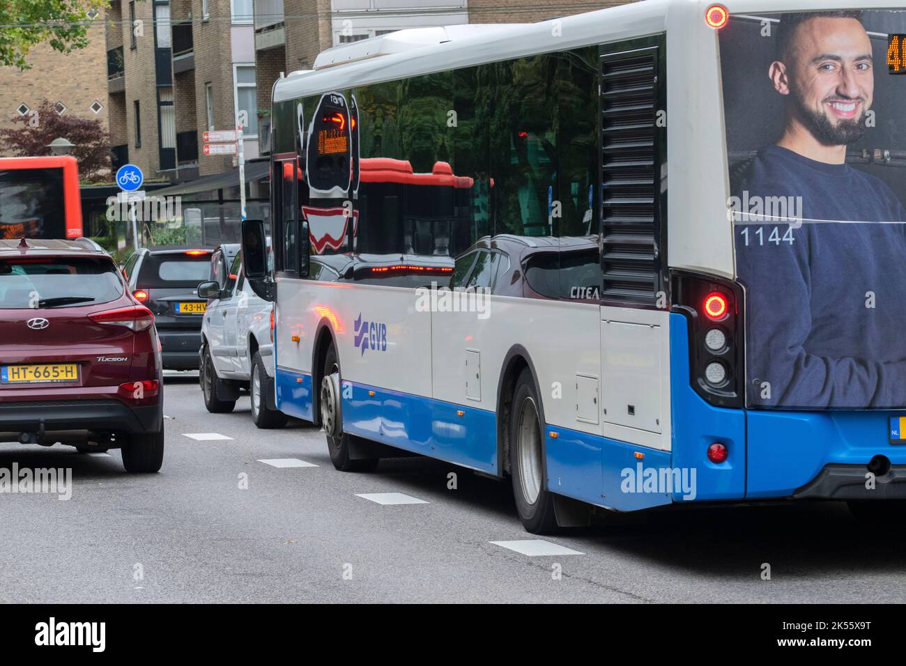 Autobus 41 in attesa nel traffico di Amsterdam Paesi Bassi 5-10-2022 Foto Stock