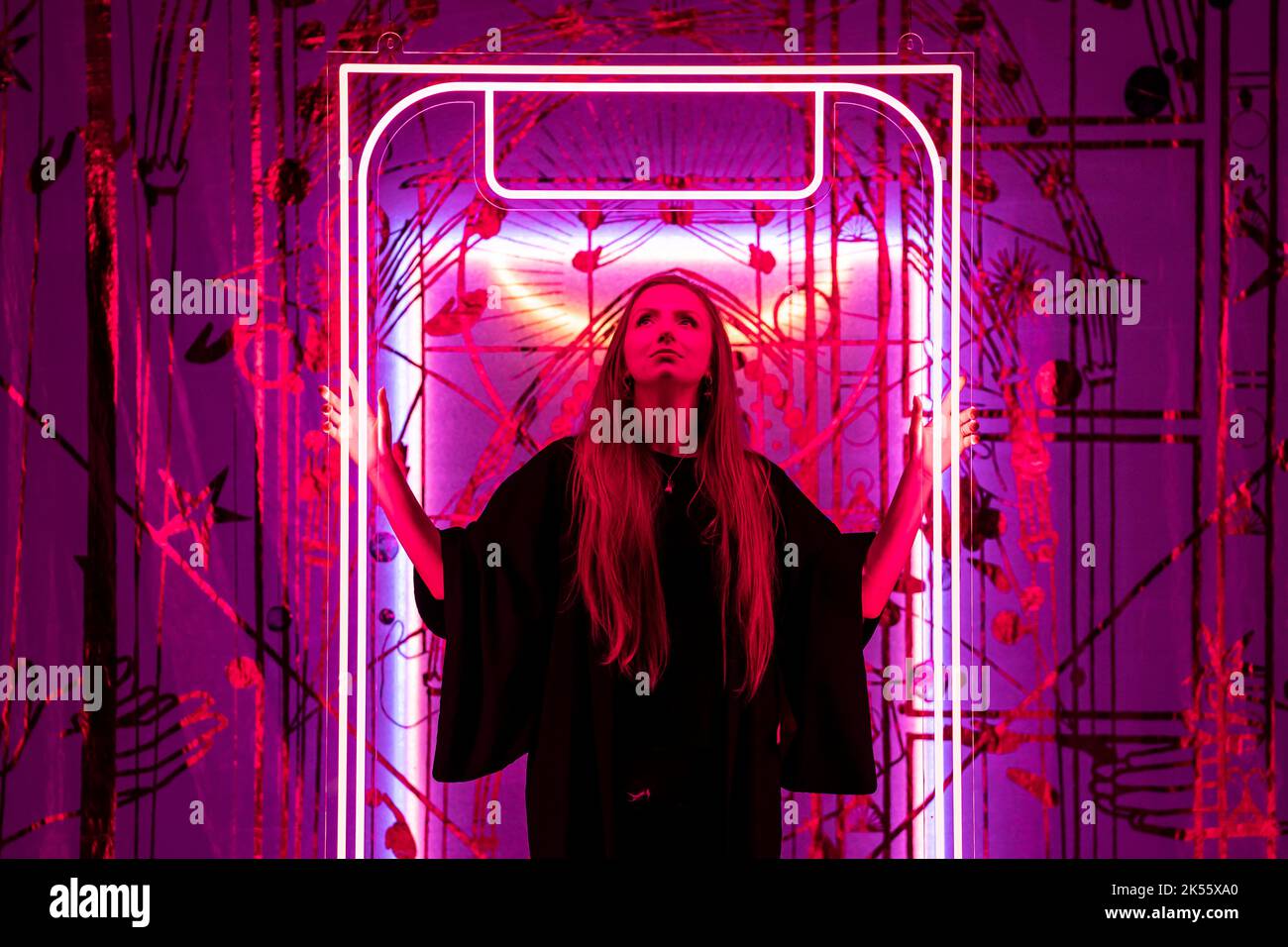 Artista Zara Worth con il suo lavoro intitolato Tink of a door (Temptation/Redemption) 2022, davanti alla prossima mostra della York Art Gallery, Sin, organizzata dalla National Gallery con York Museums Trust, Exploring the Concept of sin through art. Data della foto: Giovedì 6 ottobre 2022. Foto Stock