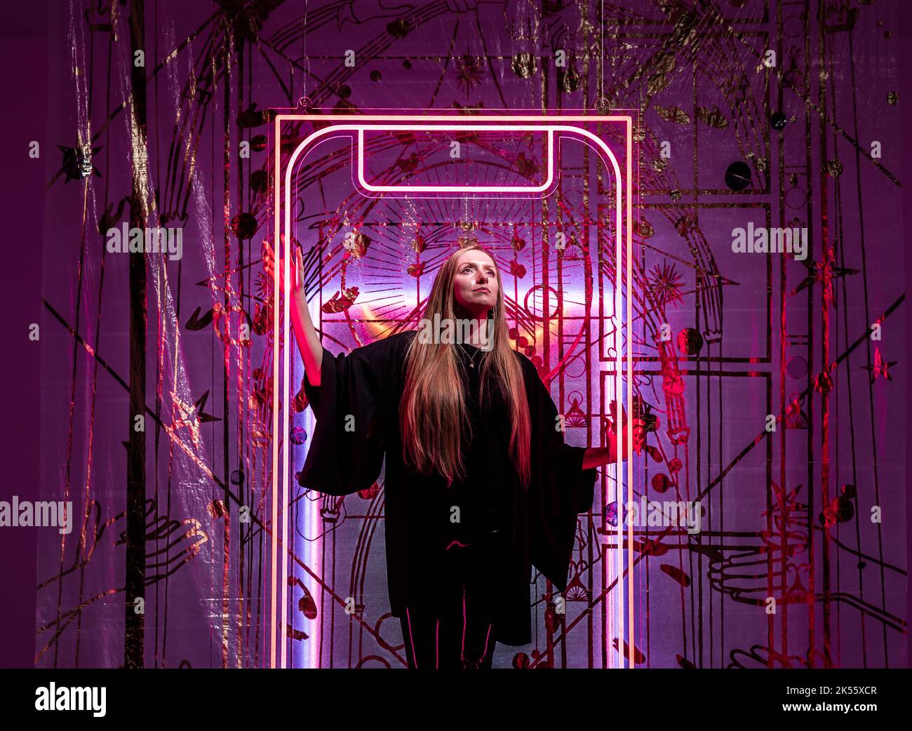 Artista Zara Worth con il suo lavoro intitolato Tink of a door (Temptation/Redemption) 2022, davanti alla prossima mostra della York Art Gallery, Sin, organizzata dalla National Gallery con York Museums Trust, Exploring the Concept of sin through art. Data della foto: Giovedì 6 ottobre 2022. Foto Stock