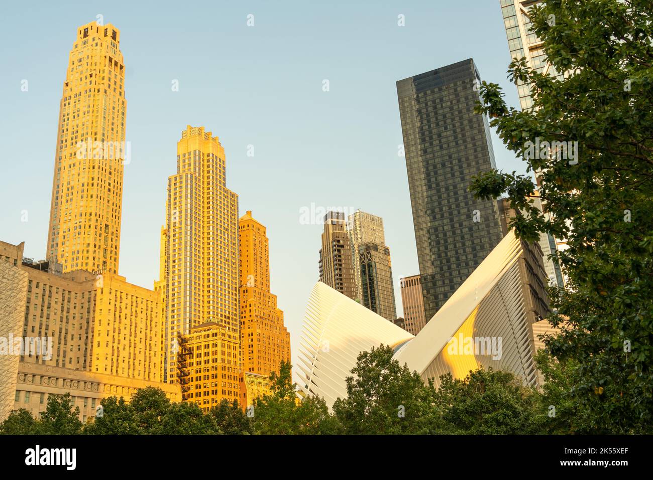 Grattacieli di New york al tramonto in colori dorati Foto Stock
