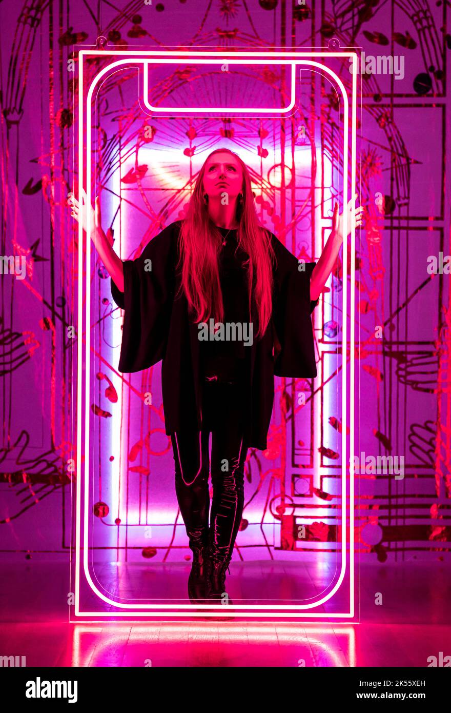 Artista Zara Worth con il suo lavoro intitolato Tink of a door (Temptation/Redemption) 2022, davanti alla prossima mostra della York Art Gallery, Sin, organizzata dalla National Gallery con York Museums Trust, Exploring the Concept of sin through art. Data della foto: Giovedì 6 ottobre 2022. Foto Stock