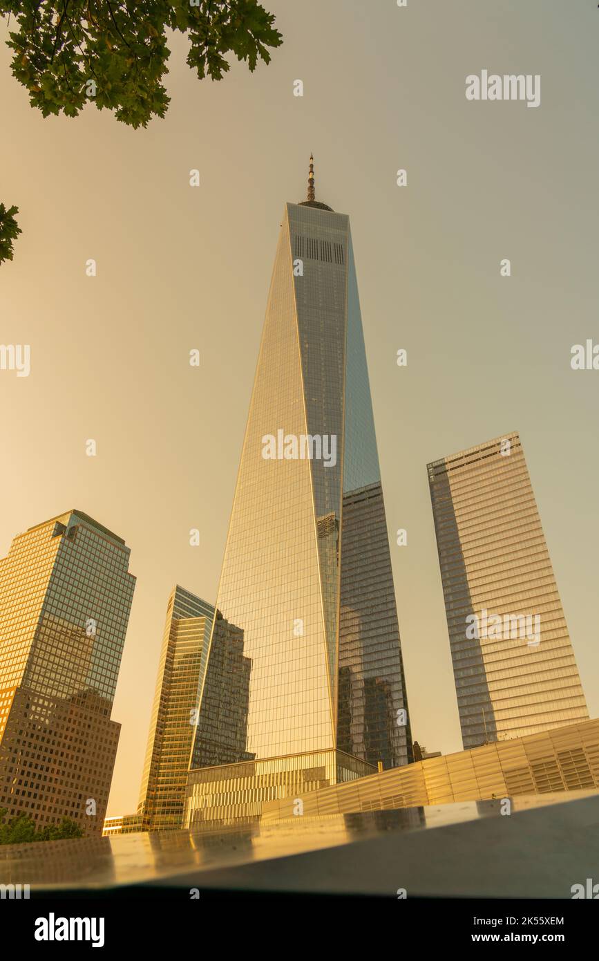 Grattacieli di New york nel quartiere finanziario e degli affari in tonalità gialle Foto Stock