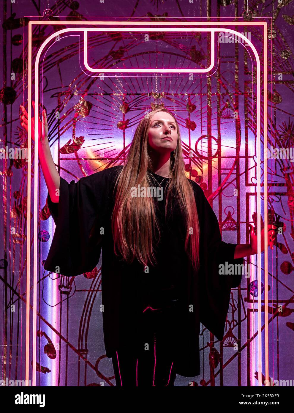 Artista Zara Worth con il suo lavoro intitolato Tink of a door (Temptation/Redemption) 2022, davanti alla prossima mostra della York Art Gallery, Sin, organizzata dalla National Gallery con York Museums Trust, Exploring the Concept of sin through art. Data della foto: Giovedì 6 ottobre 2022. Foto Stock