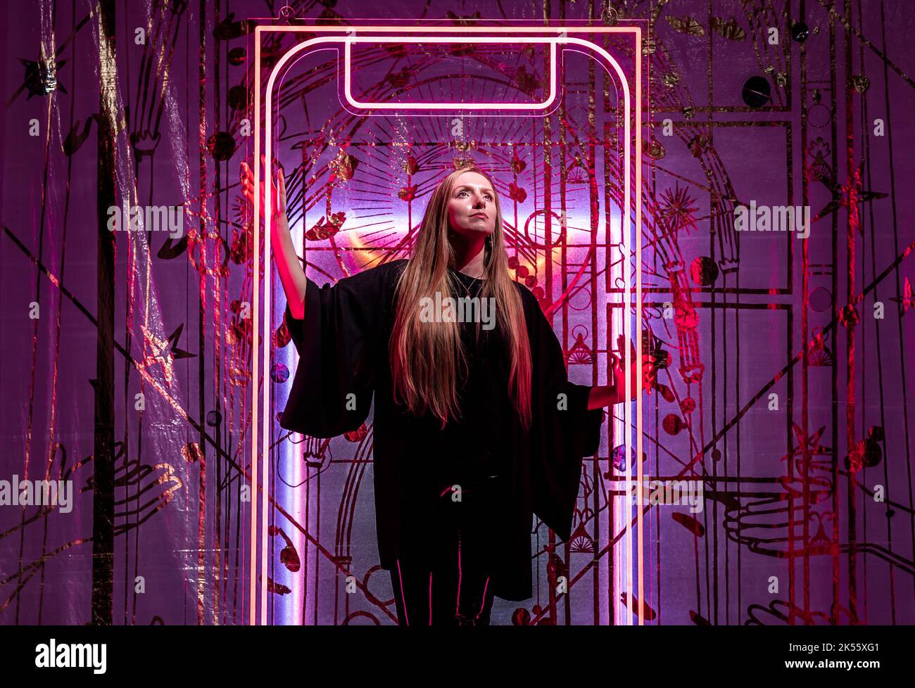 Artista Zara Worth con il suo lavoro intitolato Tink of a door (Temptation/Redemption) 2022, davanti alla prossima mostra della York Art Gallery, Sin, organizzata dalla National Gallery con York Museums Trust, Exploring the Concept of sin through art. Data della foto: Giovedì 6 ottobre 2022. Foto Stock