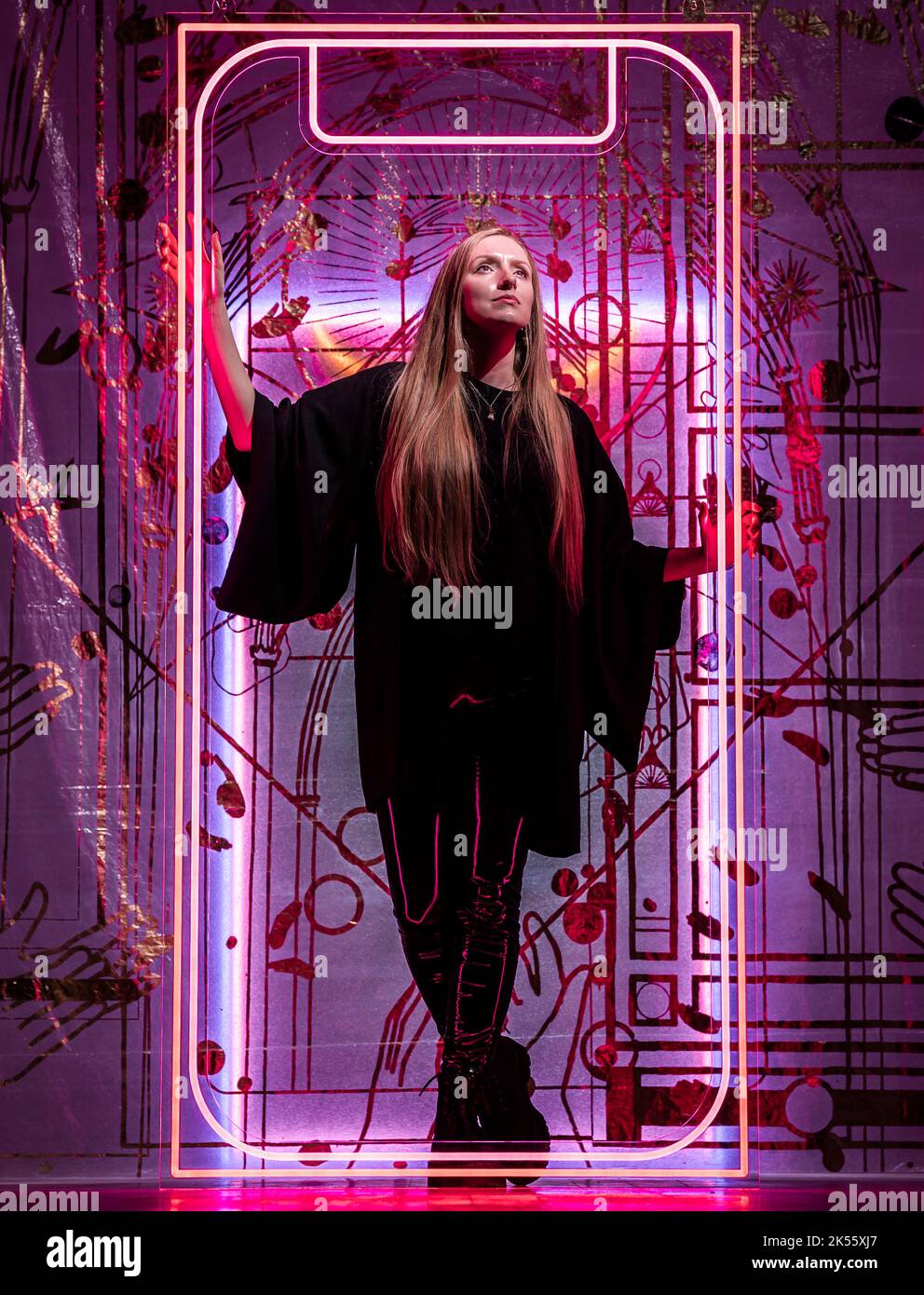 Artista Zara Worth con il suo lavoro intitolato Tink of a door (Temptation/Redemption) 2022, davanti alla prossima mostra della York Art Gallery, Sin, organizzata dalla National Gallery con York Museums Trust, Exploring the Concept of sin through art. Data della foto: Giovedì 6 ottobre 2022. Foto Stock