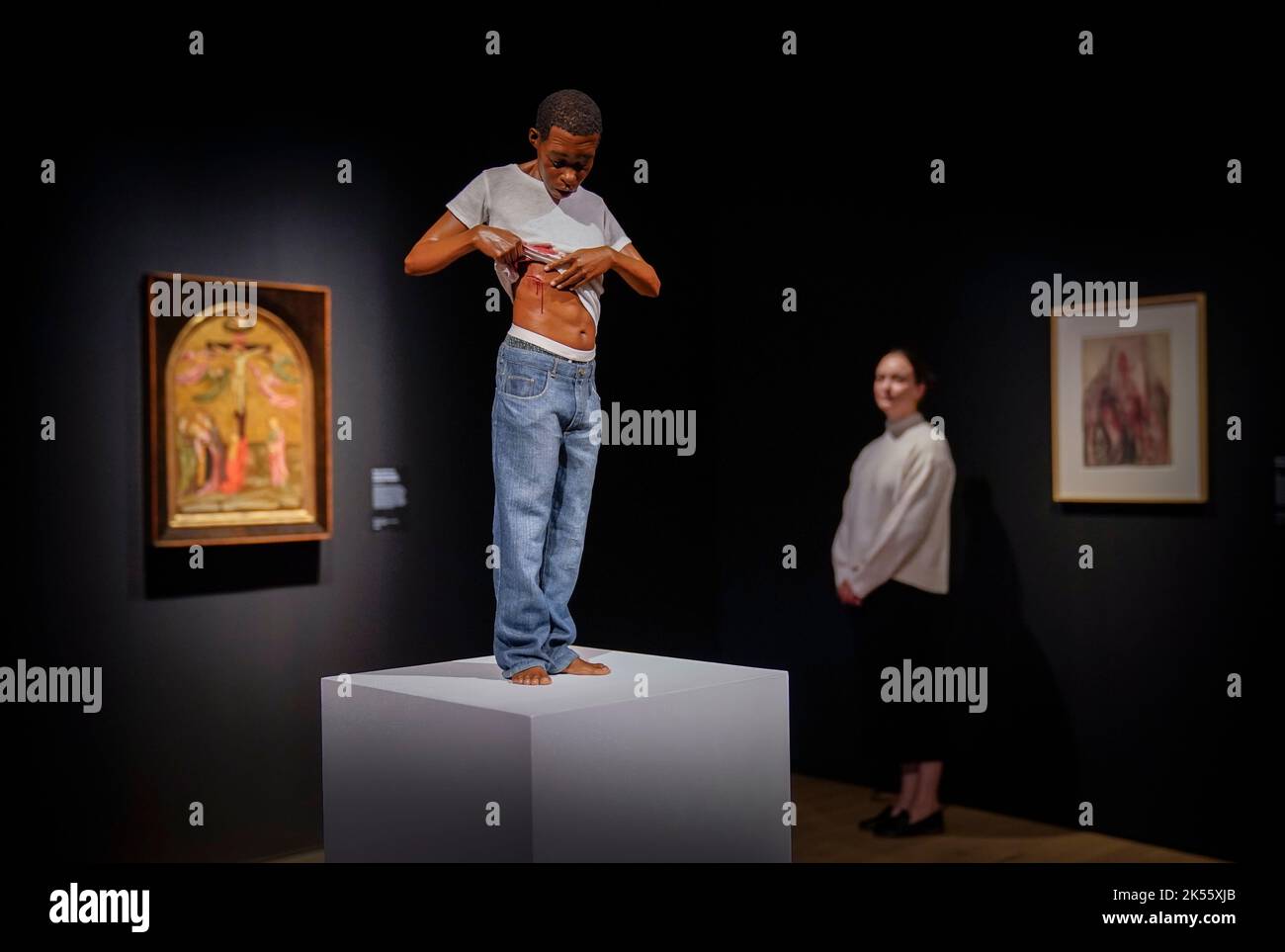 Eliza Goodpasture vede un'opera intitolata Youth, 2009 dell'artista Ron Mueck, davanti alla prossima mostra della York Art Gallery, Sin, organizzata dalla National Gallery with York Museums Trust, Exploring the Concept of sin through art. Data della foto: Giovedì 6 ottobre 2022. Foto Stock