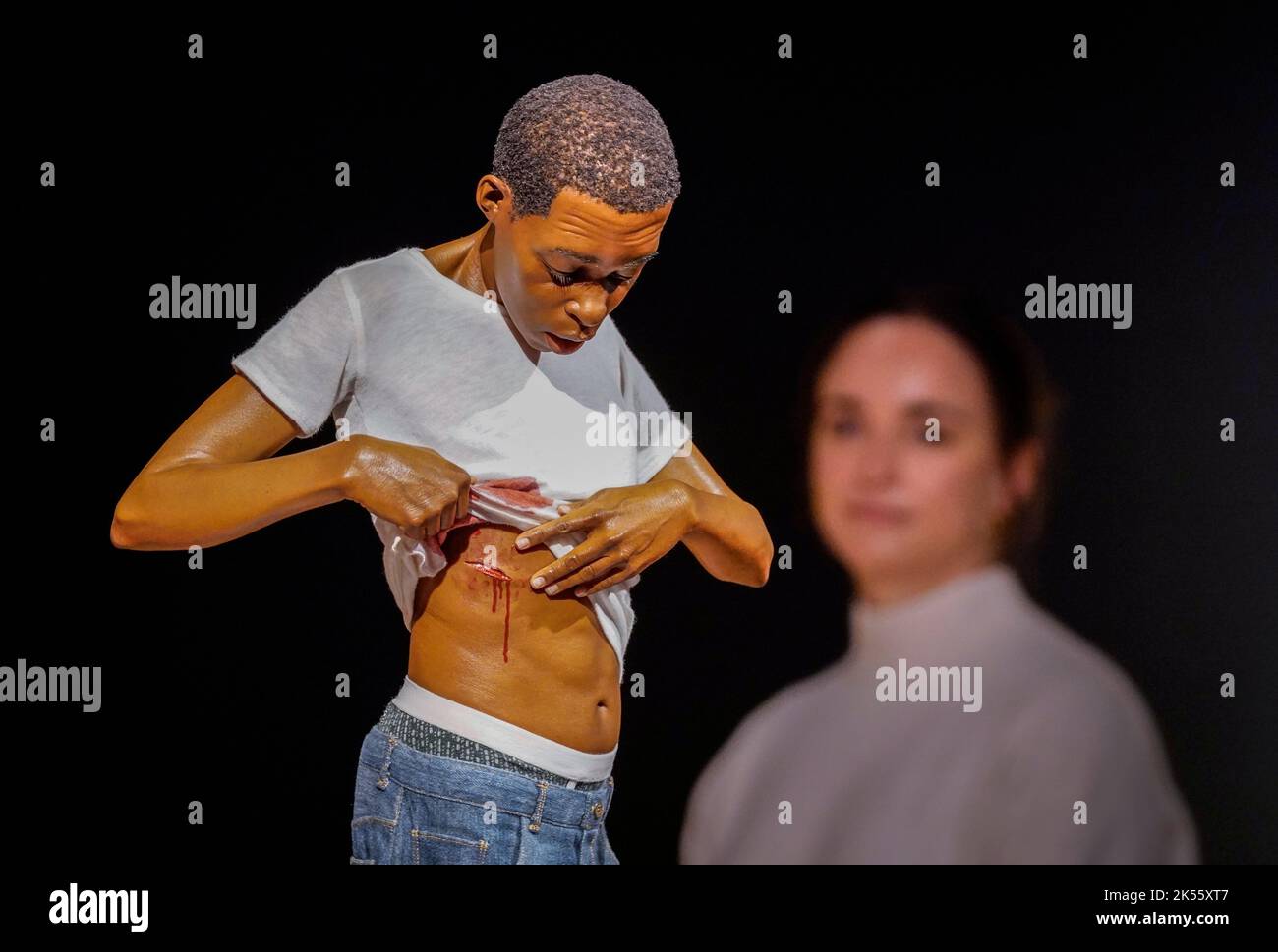 Eliza Goodpasture vede un'opera intitolata Youth, 2009 dell'artista Ron Mueck, davanti alla prossima mostra della York Art Gallery, Sin, organizzata dalla National Gallery with York Museums Trust, Exploring the Concept of sin through art. Data della foto: Giovedì 6 ottobre 2022. Foto Stock