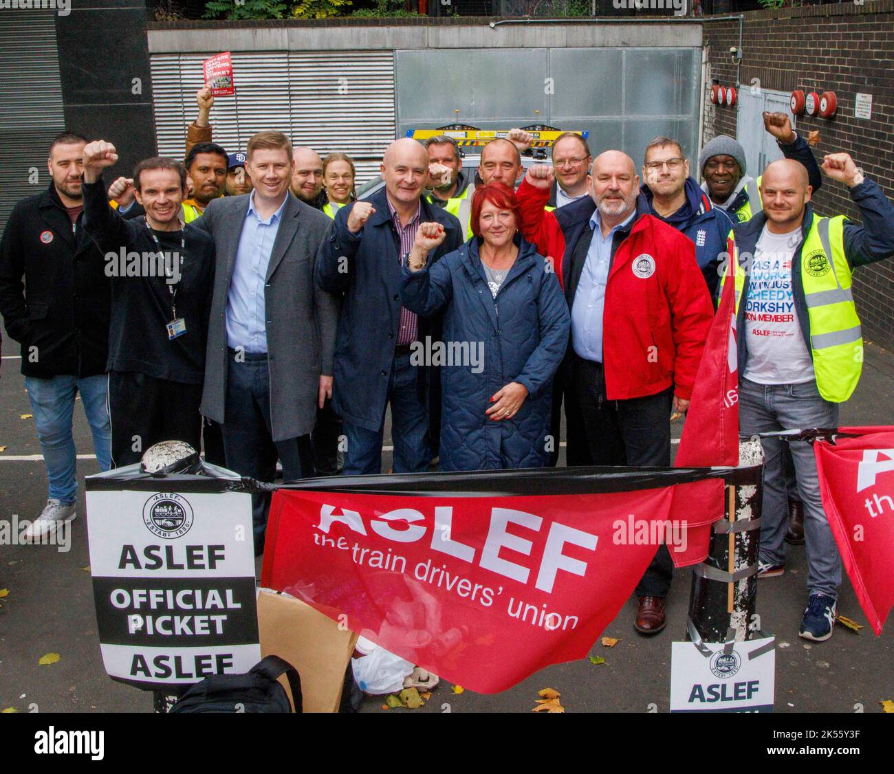 Londra, Regno Unito. 5th Ott 2022. Mick Whelan (Red Coat), Segretario Generale dell'ASLEF, sulla linea picket alla stazione di Euston con il Segretario Generale della RMT, Mick Lynch (Centro sinistra). Stazioni deserte a Londra Mainline statiobs come i conducenti di prendere azione sciopero. 9.000 membri di ASLEF prendere 24 ora di azione sciopero su retribuzione e condizioni. Chiedono retribuzioni e condizioni migliori. Credit: Karl Black/Alamy Live News Foto Stock