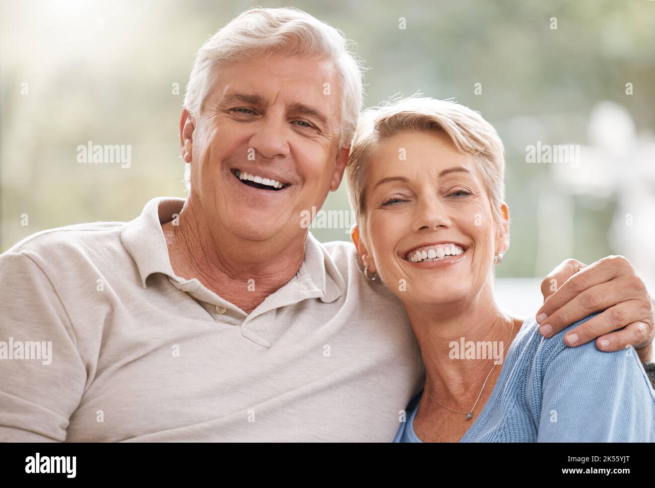 Ritratto, pace e relax per coppie anziane con sorriso in pensione, libertà e matrimonio insieme nella loro casa. Faccia dell'uomo anziano felice e. Foto Stock