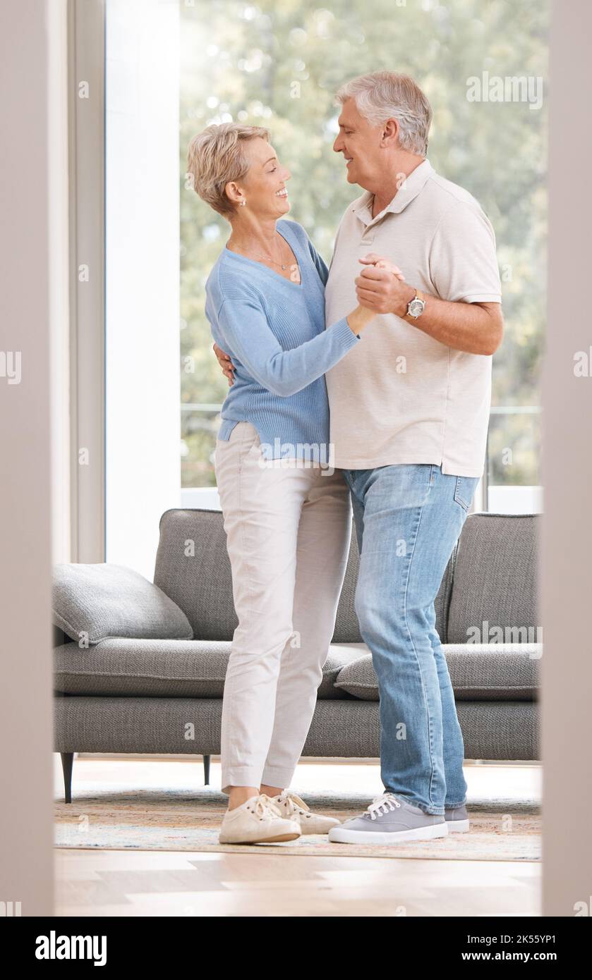 Coppia anziana danza insieme per la pensione, immobiliare o celebrazione del matrimonio con felicità in casa nuova. Anziani anziani anziani che ballano con la musica Foto Stock