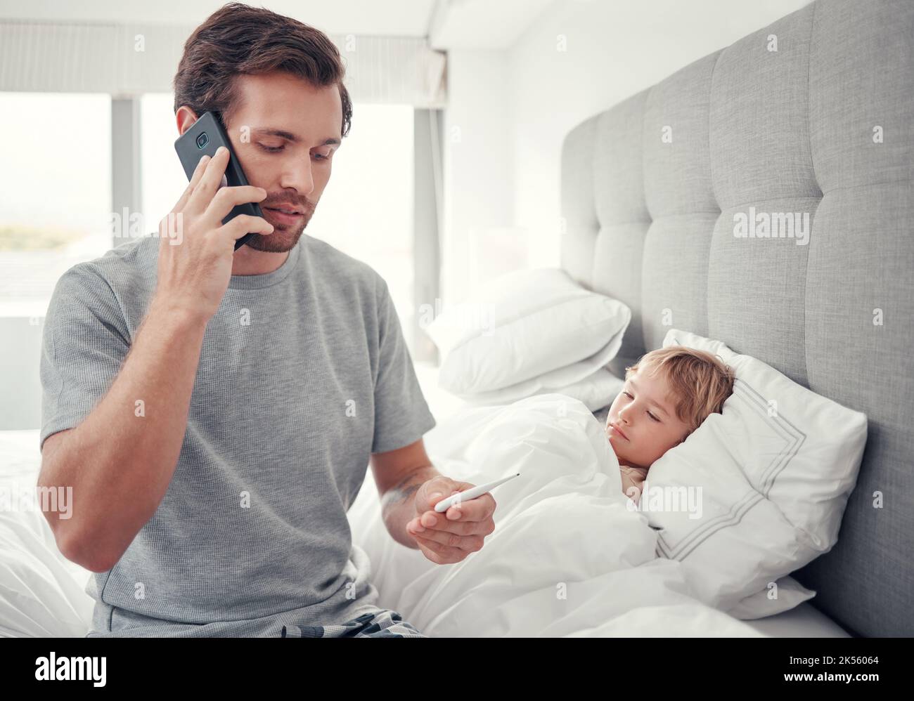 Padre telefono chiamare medico per il bambino malato, virus e febbre in Australia casa camera da letto. Preoccupato uomo genitore consulenza bambini assistenza sanitaria, caldo Foto Stock
