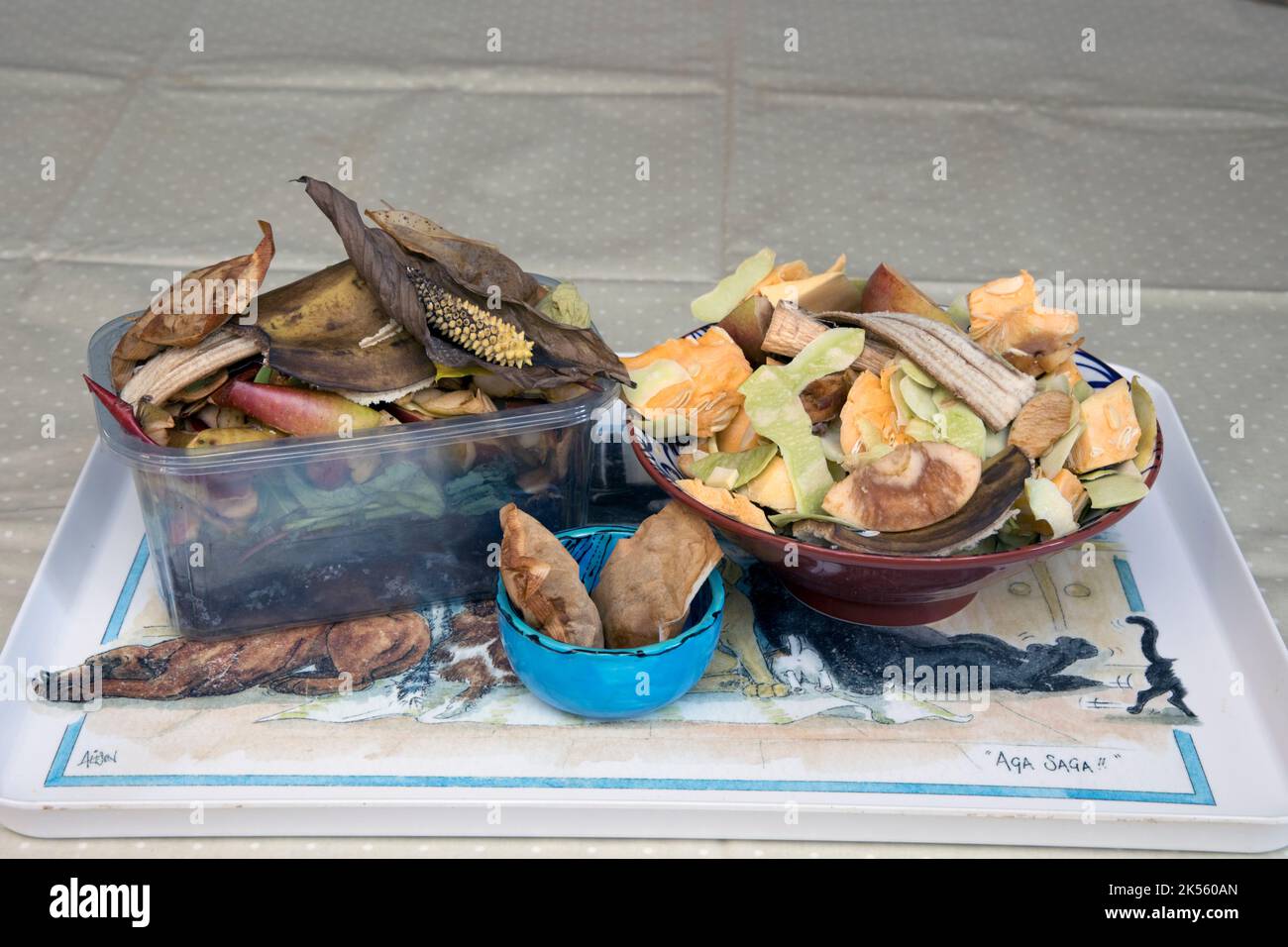 Contenitori di rifiuti alimentari messi da parte per il compostaggio Foto Stock