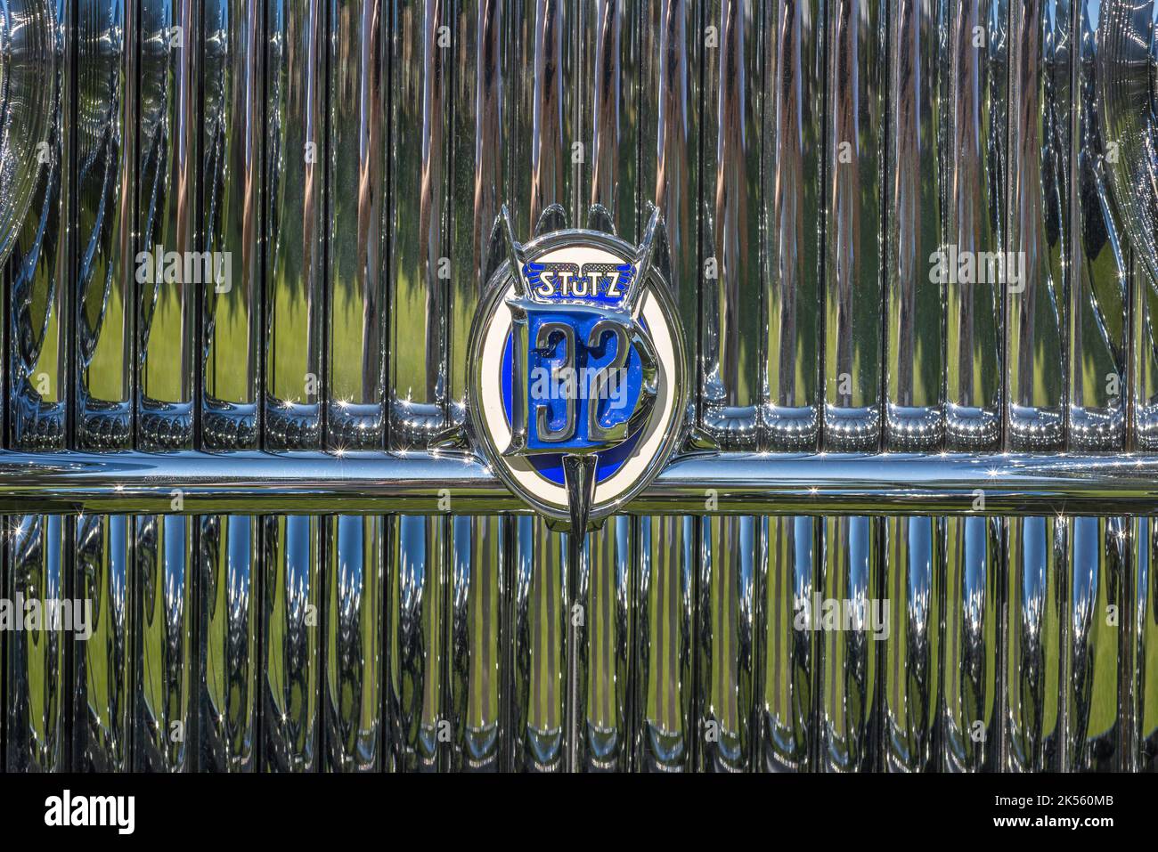 PLYMOUTH, MI/USA - 30 LUGLIO 2017: Primo piano di una griglia 1932 Stutz DV-32 Victoria by LeBaron in mostra al Concours d'Elegance of America. Foto Stock