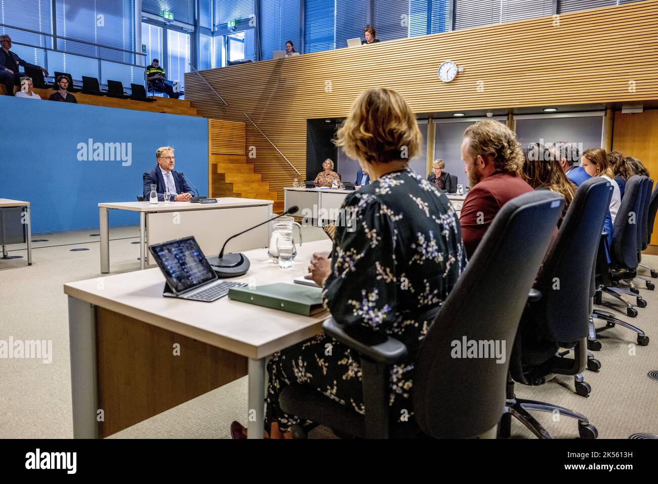 2022-10-06 13:31:56:19 L'AIA - Jan Willem van Hoogstraten nella Sala d'indagine della Camera dei rappresentanti durante un'interrogazione pubblica della commissione d'inchiesta parlamentare per l'estrazione di gas naturale a Groningen. Van Hoogstraten è stato direttore del progetto per lo stoccaggio del gas Bergermeer (2008-2010) e amministratore delegato (2010-2015) ed è attualmente CEO di Energie Beheer Nederland. ANP ROBIN UTRECHT olanda fuori - belgio fuori Foto Stock