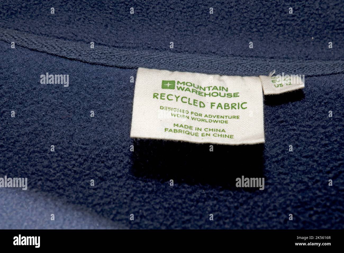 Etichetta in tessuto riciclata sulla giacca per esterni Foto Stock