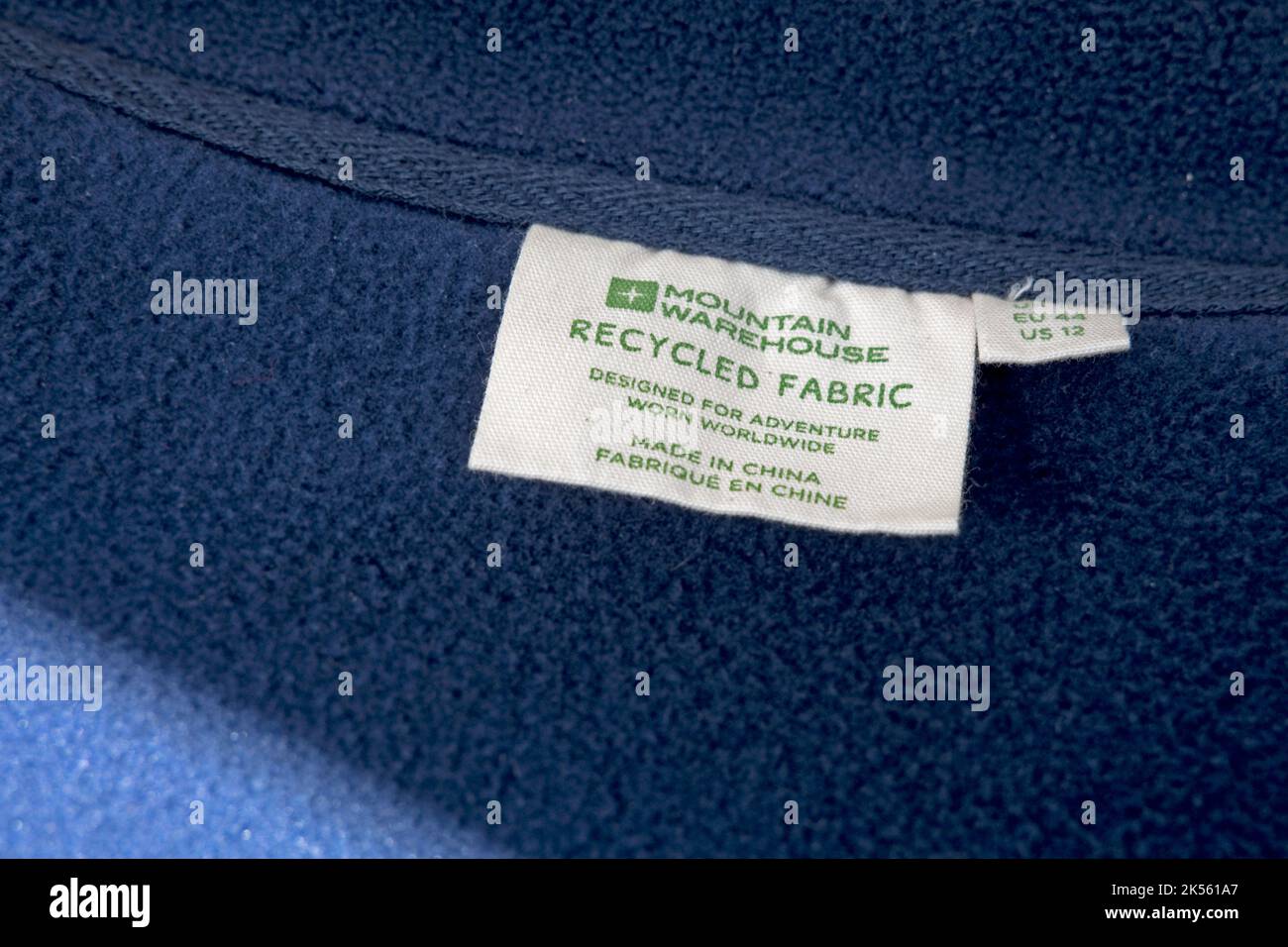 Etichetta in tessuto riciclata sulla giacca per esterni Foto Stock
