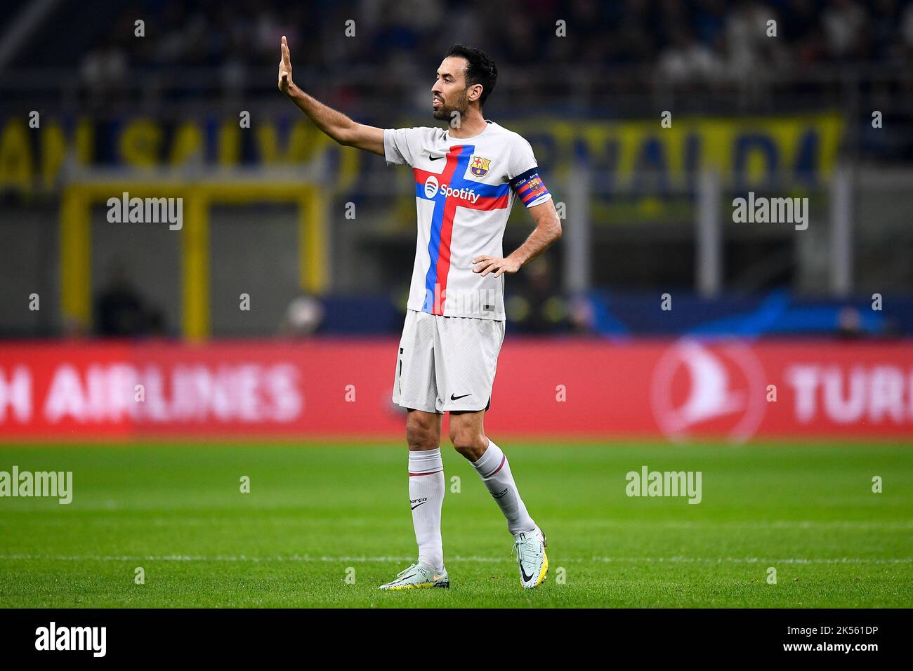 Milano, Italia. 04 ottobre 2022. Sergio Busquets del FC Barcelona gesta durante la partita di calcio della UEFA Champions League tra il FC Internazionale e il FC Barcelona. Credit: Nicolò campo/Alamy Live News Foto Stock