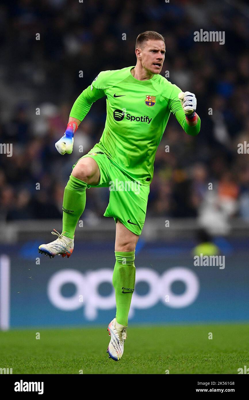 Milano, Italia. 04 ottobre 2022. Marc-Andre ter Stegen del FC Barcelona celebra la partita di calcio della UEFA Champions League tra il FC Internazionale e il FC Barcelona. Credit: Nicolò campo/Alamy Live News Foto Stock